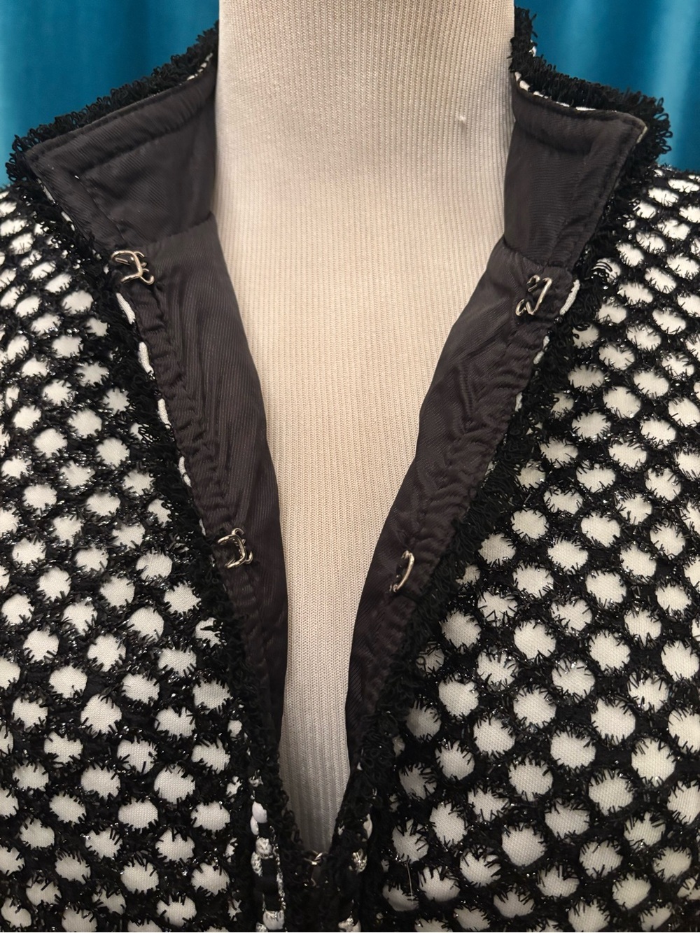AKIRA Black & White Puff-Sleeve Cropped Jacket - Picture 4 of 5